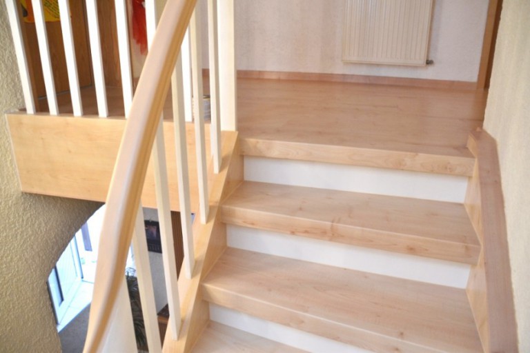 Treppenrenovierung in Neuhofen, CPL Ahorn, Stellstufen Weiß