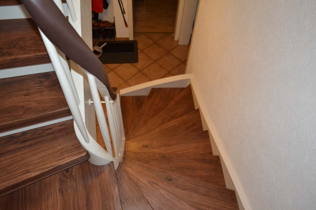 Treppenrenovierung in Weiterstadt, CPL Walnuss, Stellstufen Weiß