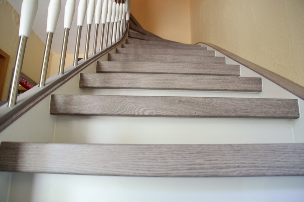 Treppenrenovierung in Arnstadt, Vinylstufen Eiche grau