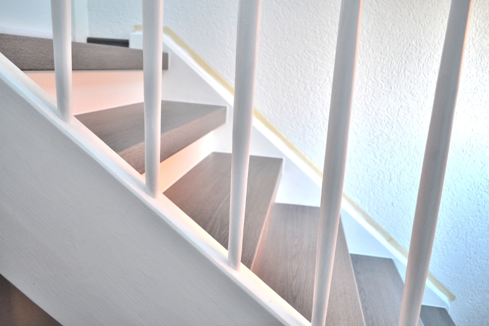 Treppenrenovierung, Treppensanierung in Hanau, CPL-Laminat Eiche Grau